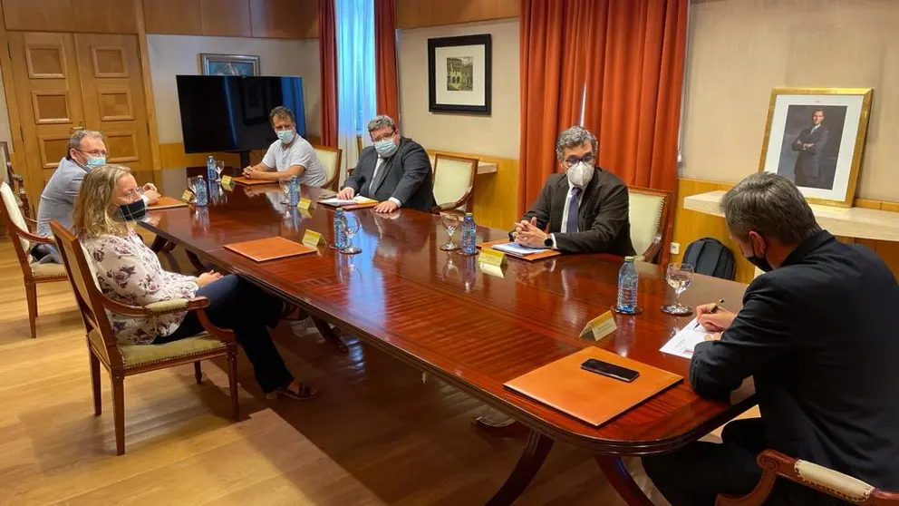 Representantes del Cl&uacute;ster de la Funci&oacute;n Log&iacute;stica de Galicia y de Fegatramer, Apetamcor y Fetram con el delegado del Gobierno en Galicia, Jos&eacute; Manuel Mi&ntilde;ones.