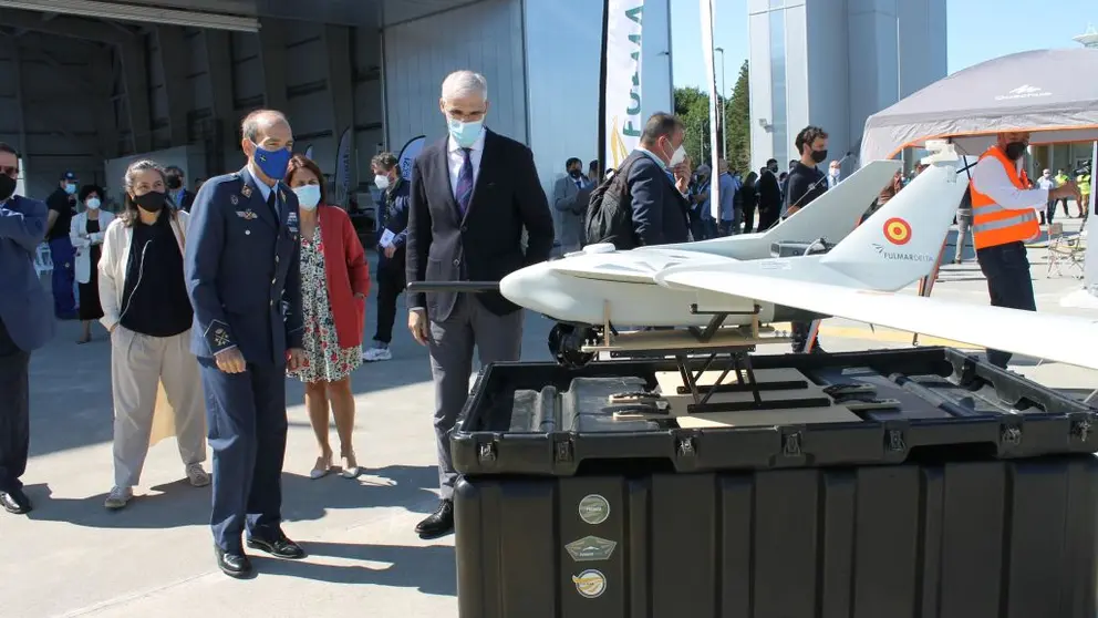 El vicepresidente econ&oacute;mico Francisco Conde visit&oacute; las demostraciones a&eacute;reas de UNVEX en Rozas (Lugo).
