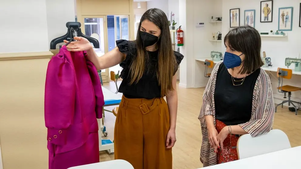 A conselleira de Emprego e Igualdade, visitou en Santiago o Atelier e a Academia de Ana Prados.