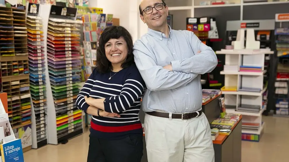 Joan y Guillermina, en la papeler&iacute;a Croquis que abrieron con la financiaci&oacute;n de MicroBank.
