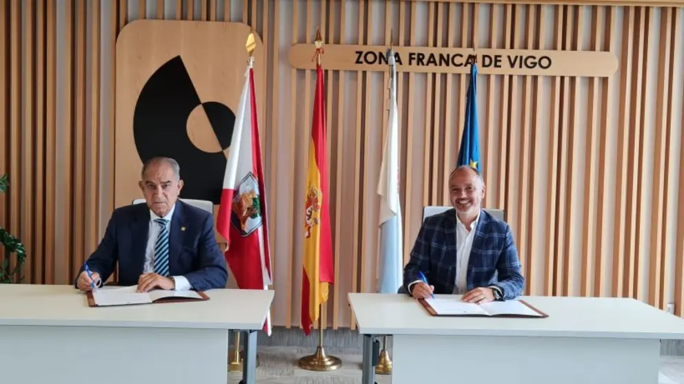 Jos&eacute; Garc&iacute;a Costas y David Regades firmaron el acuerdo entre la C&aacute;mara de Comercio y la Zona Franca de Vigo.