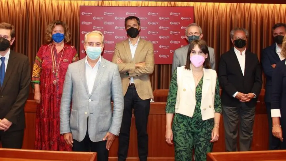 La conselleira de Emprego e Igualdade (en primera fila), junto a representantes de la C&aacute;mara de A Coru&ntilde;a.