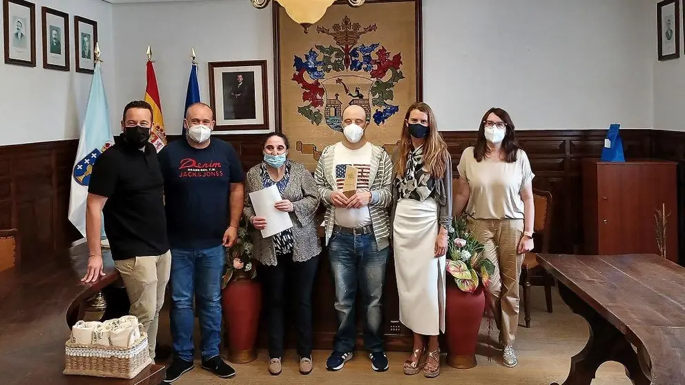 De izquierda a derecha: Xabier Monteagudo, responsable de Desarrollo de Negocio de Capital Energy en Galicia; Manuel &Aacute;ngel Leis, alcalde de Negreira; Susana y &Aacute;ngel, usuarios de la Fundaci&oacute;n de Discapacitados de la comarca de A Barcala; Erika Escolar, responsable de Capital Energy Quantum; y Mar&iacute;a Rosa Tu&ntilde;as, presidenta de la Fundaci&oacute;n de Discapacitados de la comarca de A Barcala.