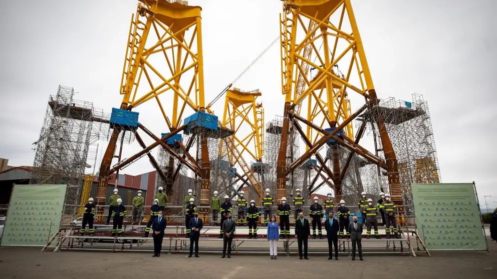 Los presidentes de Iberdrola, Navantia y Windar han sellado este jueves un acuerdo marco de colaboraci&oacute;n para la fabricaci&oacute;n y el suministro de cimentaciones tipo monopile XXL desde el astillero de Fene.