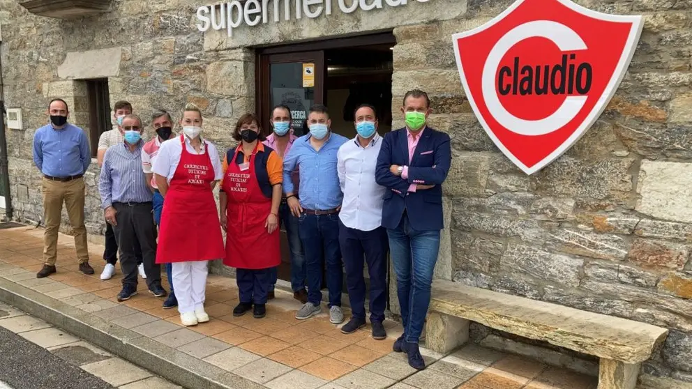 Apertura de un supermercado Claudio en Pedrafita do Cebreiro.
