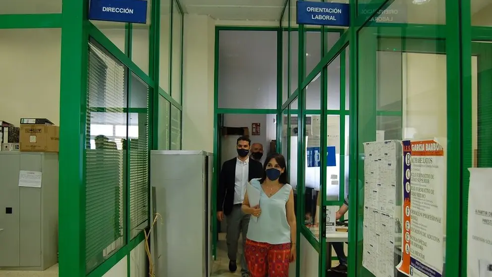 A conselleira de Emprego e Igualdade, Mar&iacute;a Jes&uacute;s Lorenzana, visitou a oficina de emprego de Ver&iacute;n.