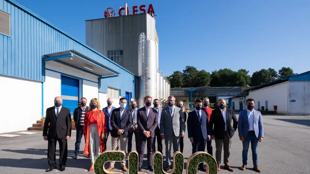 Feij&oacute;o visit&oacute; la f&aacute;brica de yogures de Clesa en Caldas de Reis./D.CABEZ&Oacute;N.