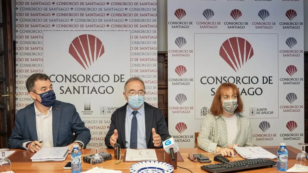 El conselleiro de Cultura, Educaci&oacute;n e Universidade, Rom&aacute;n Rodr&iacute;guez, el alcalde de Santiago, Xos&eacute; A. S&aacute;nchez Bugallo, y la gerente del Consorcio de Santiago, Bel&eacute;n Hern&aacute;ndez.