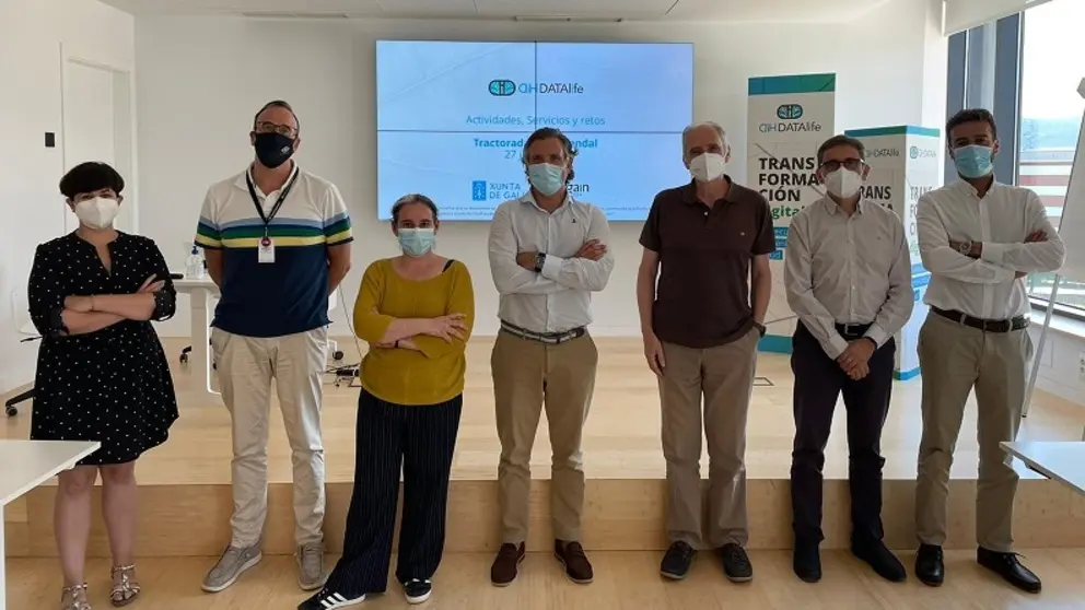 Pablo &Aacute;lvarez Freire, presidente de DATAlife, en el centro; y a su derecha, Luc&iacute;a Castro, gerente, junto a representantes de empresas tractoras de DATAlife.