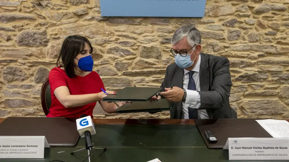 La conselleira de Emprego e Igualdade, Mar&iacute;a Jes&uacute;s Lorenzana, y el presidente de la CEG, Juan Manuel Vieites, en la firma del acuerdo para patrocinar el Congreso.