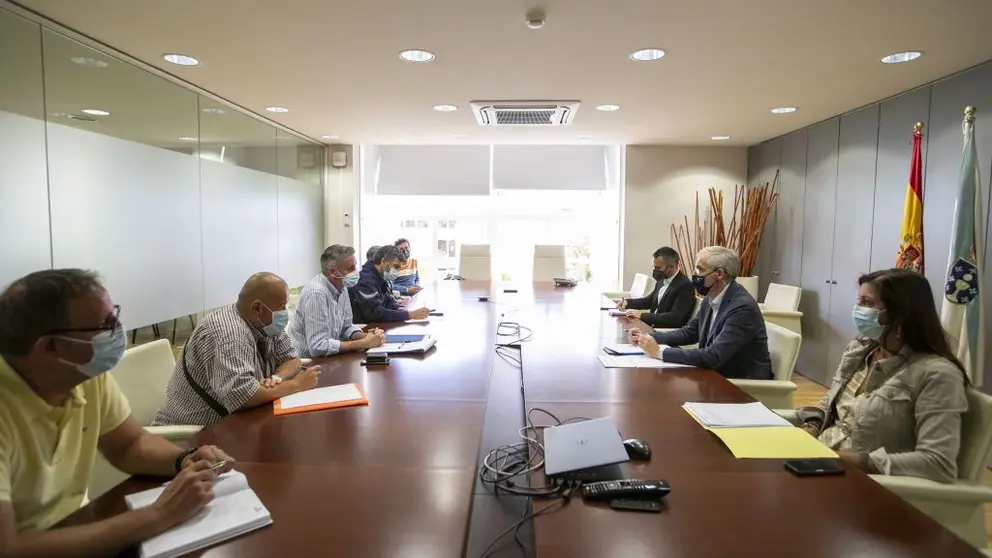 Reuni&oacute;n del vicepresidente segundo de la Xunta, la directora xeral de Relaci&oacute;ns Laborais y el director del Igape con el comit&eacute; de empresa de Barreras./C.PAZ.