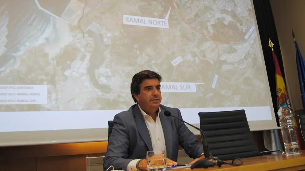 Mart&iacute;n Fern&aacute;ndez Prado, presidente de la Autoridad Portuaria de A Coru&ntilde;a, en la rueda de prensa.