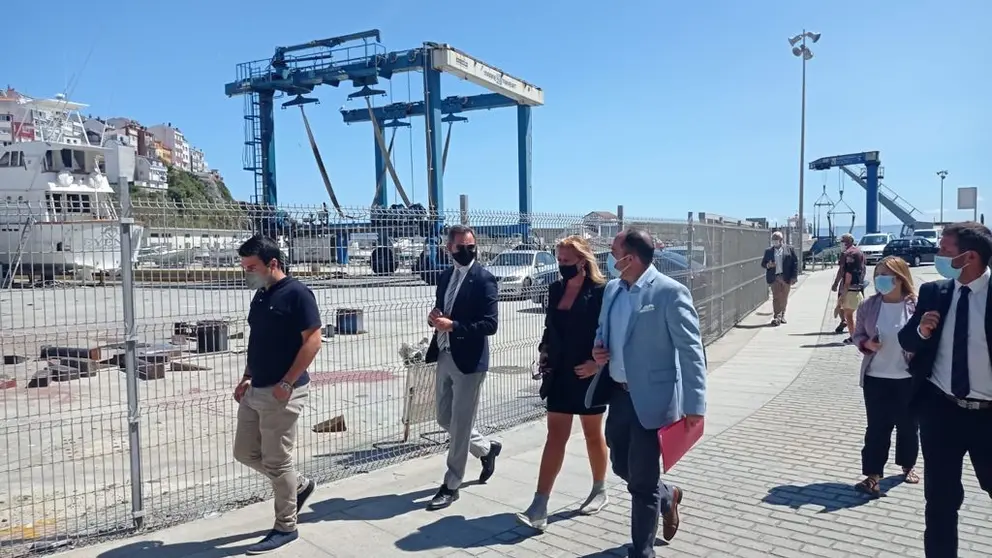 O delegado do Goberno en Galicia, Jos&eacute; Mi&ntilde;ones, a xerente de SEA, Beatriz Sestayo, e o alcalde de Malpica, Walter, na visita ao porto.