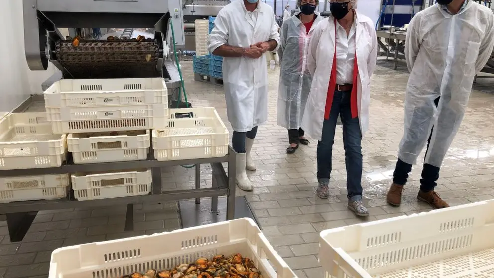 La conselleira do Mar, Rosa Quintana, en su visita a Conservas de Cambados, en Ribadumia (Pontevedra).