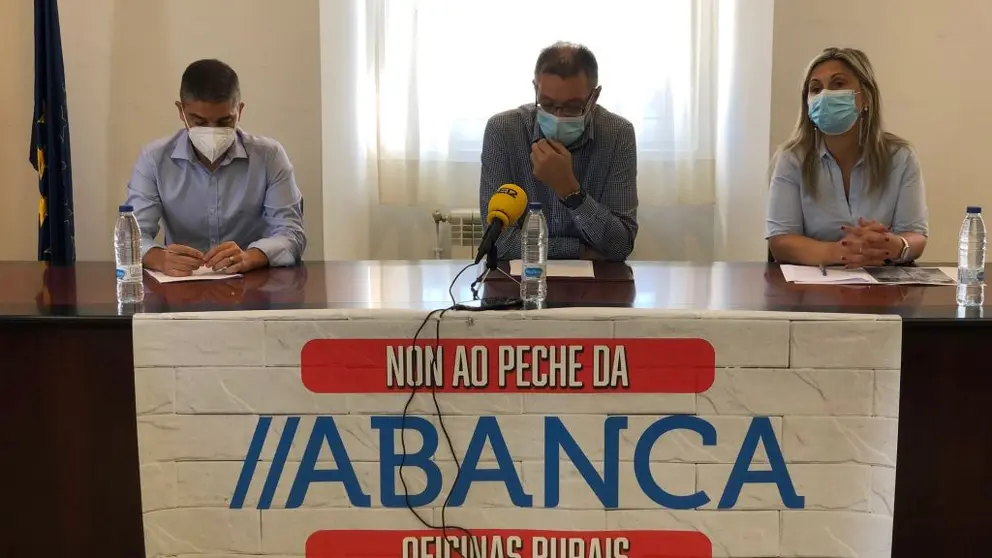 O alcalde da Ba&ntilde;a, Jos&eacute; Antonio Pereira, o de Vimianzo, Manuel Mu&iacute;&ntilde;o, e a rexedora de Zas, M&oacute;nica Rrodr&iacute;guez, na rolda de prensa, en Zas.