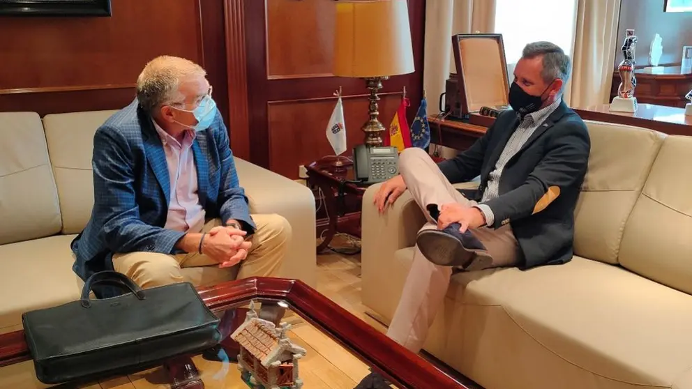 El presidente de Cegasal,  Jos&eacute; Antonio V&aacute;zquez Freire, junto al delegado del Gobierno en Galicia, Jos&eacute; Mi&ntilde;ones.