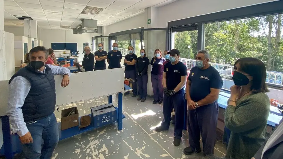 La conselleira de Emprego e Igualdade, Mar&iacute;a Jes&uacute;s Lorenznaa (der.) en una visita a un taller de empleo en Ames la semana pasada.