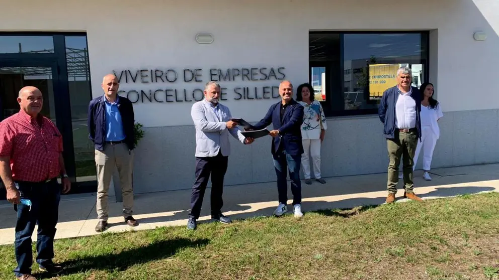 o delegado do Estado no Consorcio da Zona Franca de Vigo, David Regades, asinou un acordo co alcalde de Silleda, Manuel Cui&ntilde;a.