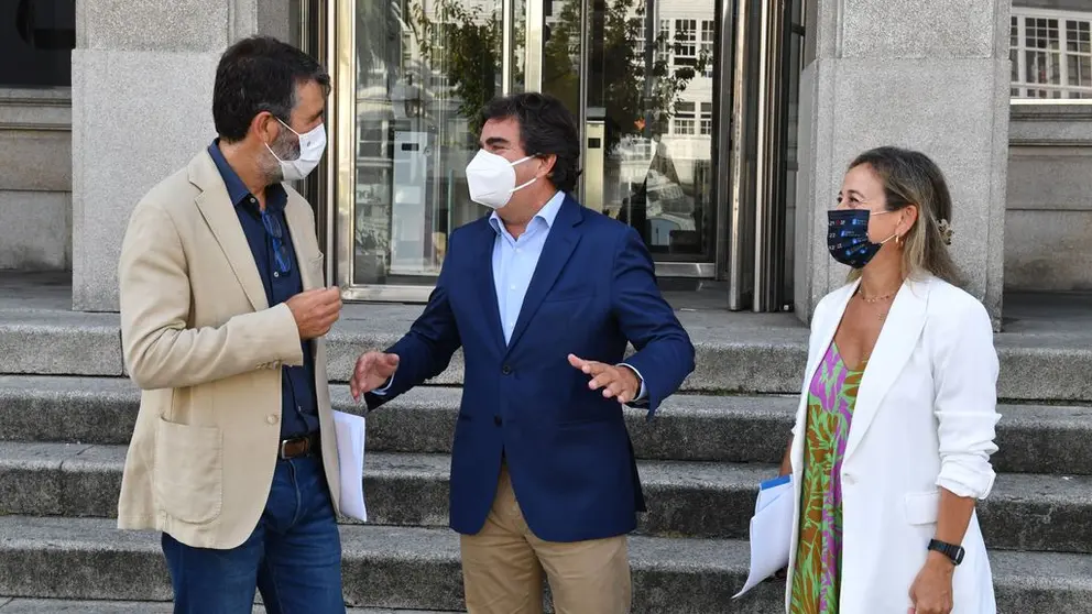 El concejal Juan ,e l presidente de la Autoridad Portuaria de A Coru&ntilde;a y la conselleira de Infraestruturas e Mobilidade.