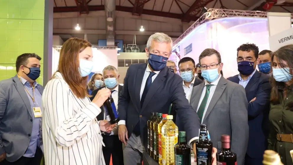 El vicepresidente primero de la Xunta, junto a otras autoridades, en uno de los stands de la Semana Verde.