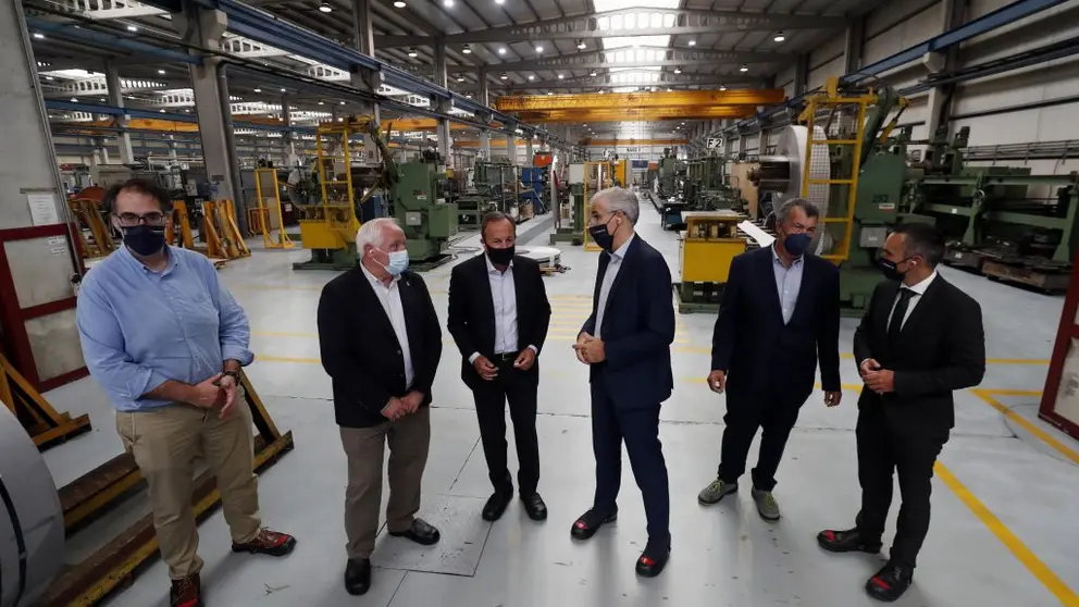 Francisco Conde, junto a directivos de Inoxidables de R&aacute;bade, en la planta que la compa&ntilde;&iacute;a tiene en Outeiro de Rei (Lugo).