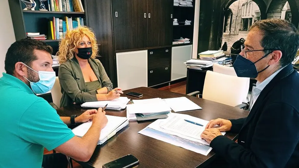 La gerente de SEA, Beatriz Sestayo, se reuni&oacute; con el autor del informe de O Rosal y A Guarda, Javier Mart&iacute;nez.