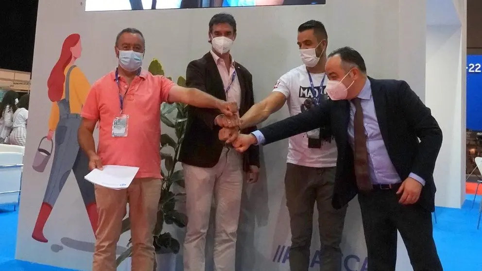 Sinatura do convenio entre Abanca e Asoporcel, no marco da Semana Verde.