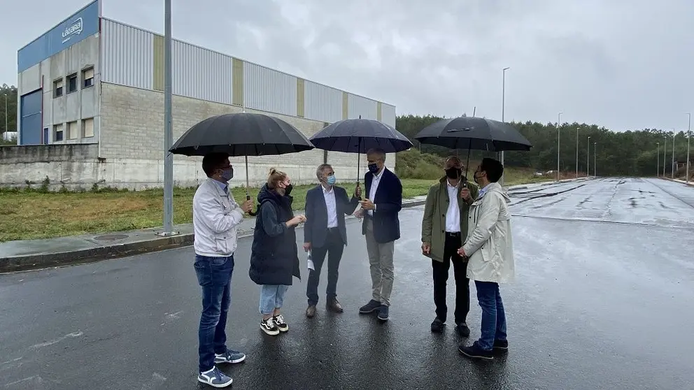El conselleiro de Econom&iacute;a, Empresa e Innovaci&oacute;n, Francisco Conde, en su visita al pol&iacute;gono de Camball&oacute;n, en Vila de Cruces.