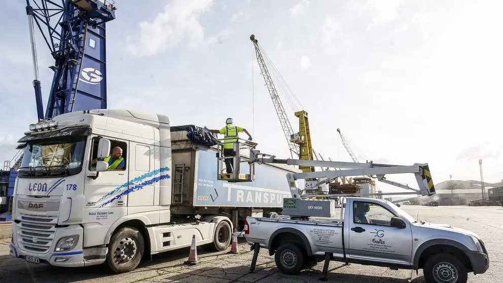 Descarga de materias primas para piensos en un puerto.