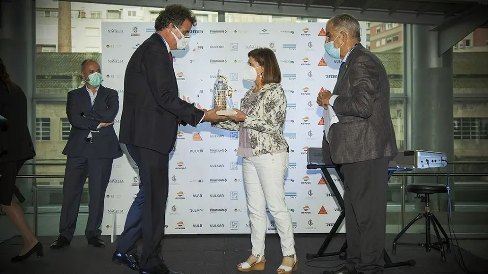 Marcos Freire recoge el Premio a la Trayectoria Profesional en el sector naval al presidente de Astilleros Freire, Jes&uacute;s Freire Pich&iacute;n.