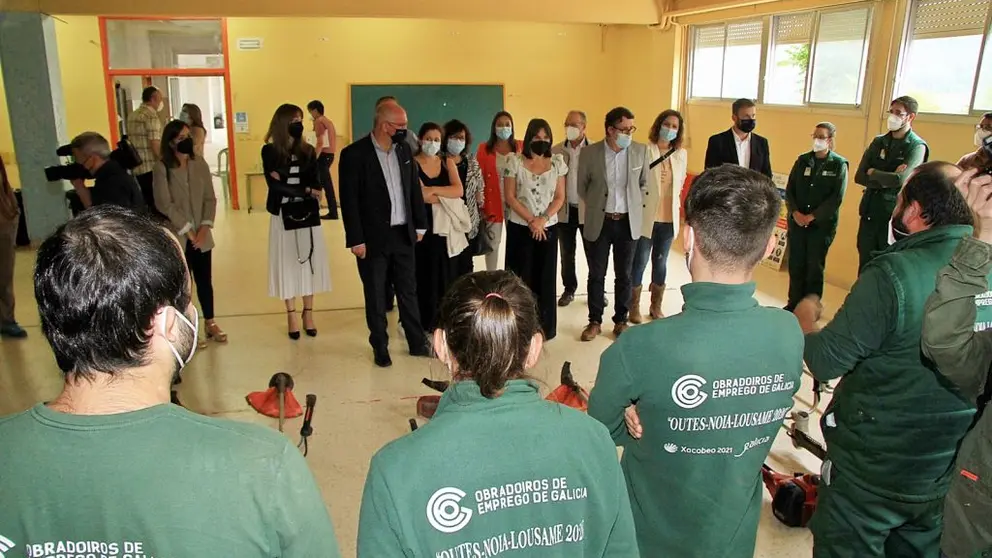 A conselleira de Emprego e Igualdade, Mar&iacute;a Jes&uacute;s Lorenzana, acompa&ntilde;ada do delegado territorial da Xunta na provincia da Coru&ntilde;a, Gonzalo Trenor, visitou hoxe o obradoiro de emprego sobre repoboaci&oacute;n forestal e tratamentos silv&iacute;colas dos concellos de Outes, Noia e Lousame.