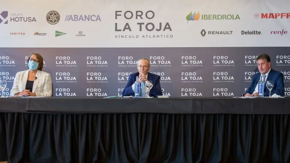 Carmen Mart&iacute;nez Castro, Josep Piqu&eacute; y Amancio L&oacute;pez Seijas presentaron el III Foro La Toja.