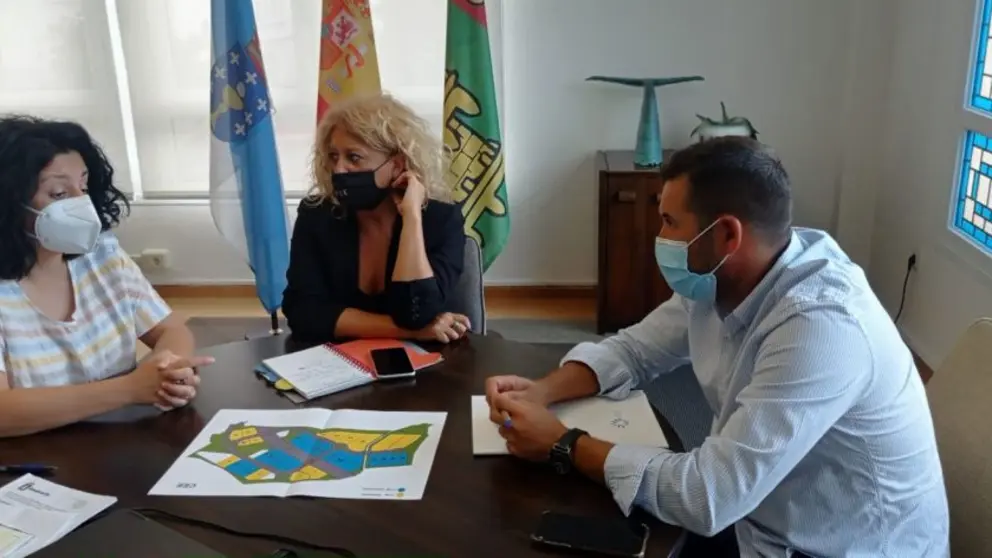 La gerente de SEA, Beatriz Sestayo (centro) se reuni&oacute; con la la alcaldesa de Cee, Marg