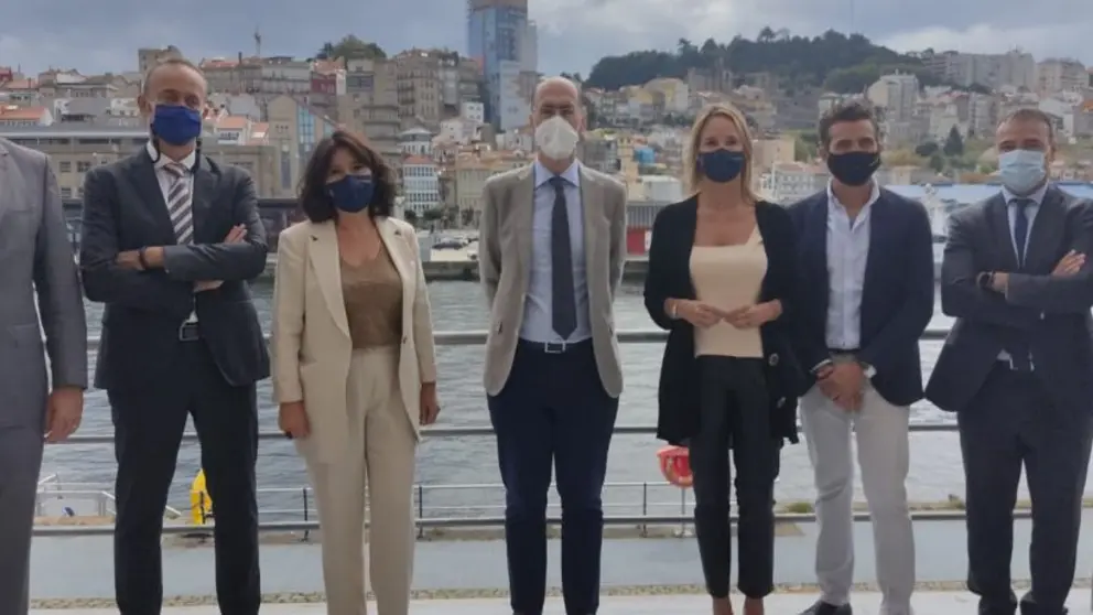 Autoridades y representantes de las empresas participantes en el piloto que utliza 5G para vigilancia en la lonja de Vigo.