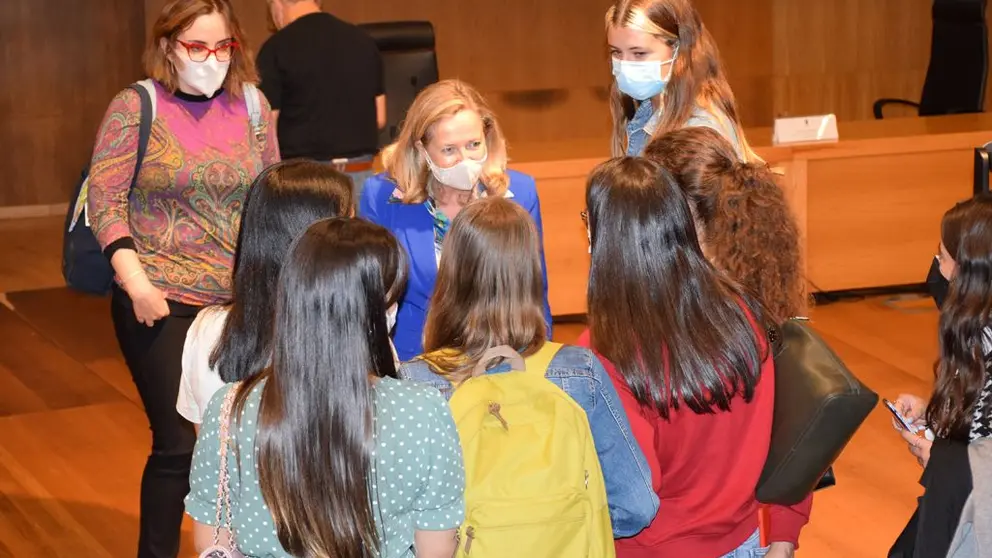 La ministra Nadia Calvi&ntilde;o charlando con algunas estudiantes de la FCCEE de la UVigo.