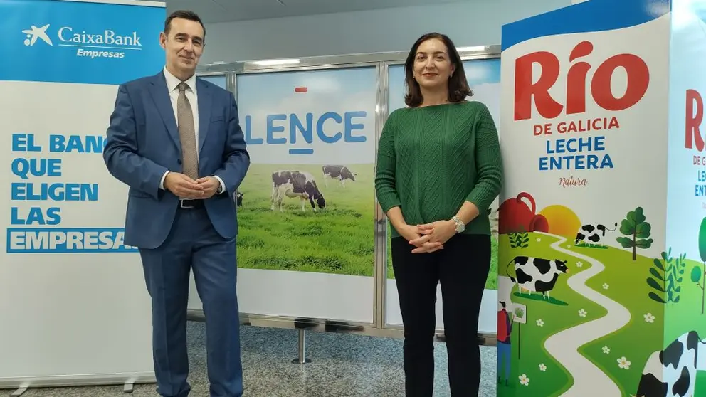 Emilio Barreiro, director de Banca de Empresas de CaixaBank, junto a la galardonada, Carmen Lence, consejera delegada de Grupo Lence.