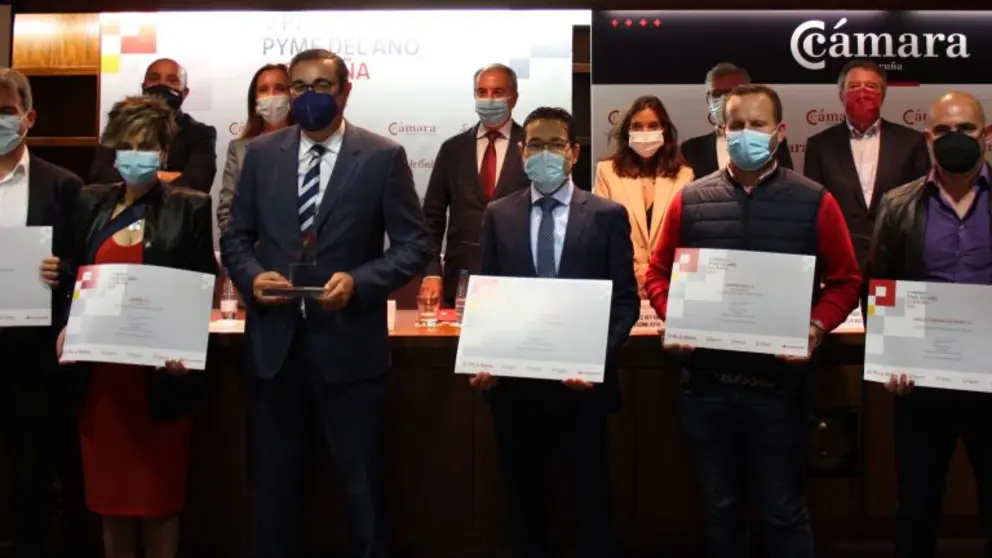 Representantes de las empresas galardonadas con el Premio Pyme del A&ntilde;o 2021 de A Coru&ntilde;a junto a representantes de las entidades convocantes.