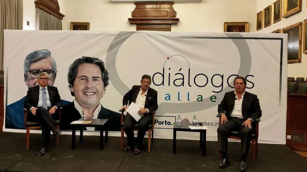Juan Vieites, presidente de la CEG, el periodista por la parte portuguesa cont&oacute; con la intervenci&oacute;n 
de Carlos Barbot, CEO de la firma Tintas Barbot, en III Di&aacute;logos Gallaecia, celebrado en Oporto.