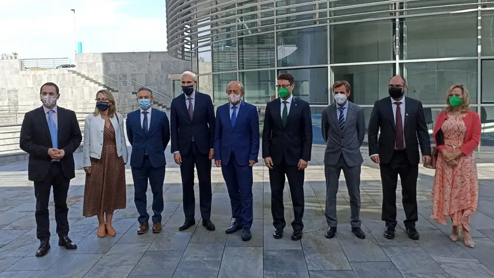 Los consejeros de Industria de Galicia, Asturias y Cantabria, junto a representantes de  y GOE-Asime, en Santander.