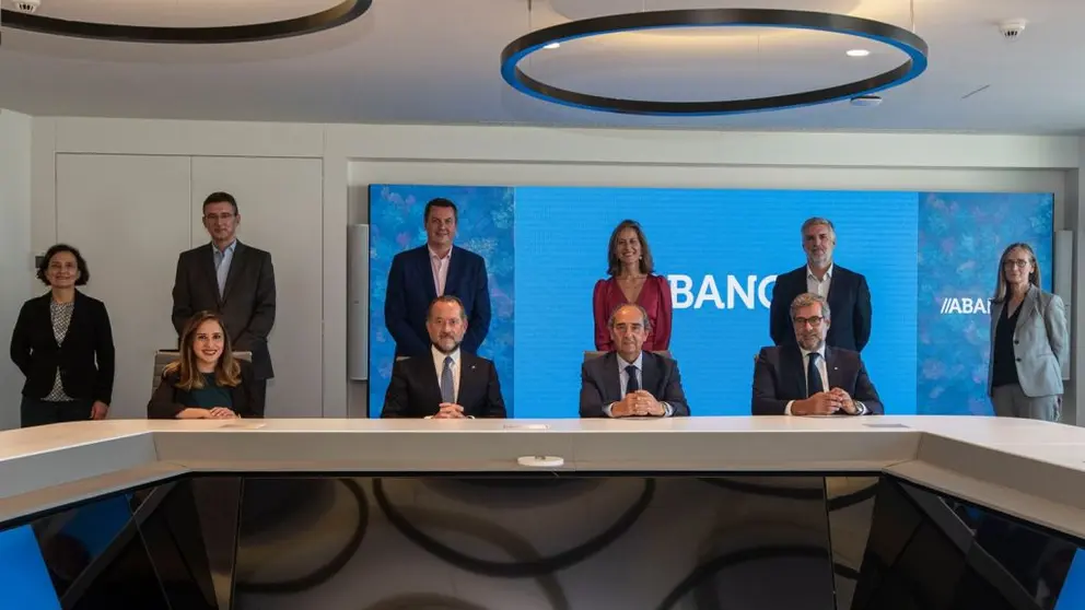 Miembros del consejo de administraci&oacute;n de Euro 6000, junto al presidente de Abanca (sentado, 2&ordm; por la izq.).