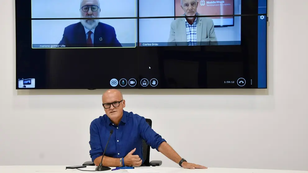 En primer t&eacute;rmino, Manuel Baltar, presidente de la Diputaci&oacute;n de Ourense, y en conexi&oacute;n telem&aacute;tica, Mariano G&oacute;mez-Ulla y Carlos Grau, presentaron la Mobile Week Ourense./A.PAZ.