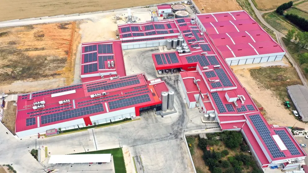 Una nave empresarial con paneles fotovoltaicos de EiDF.