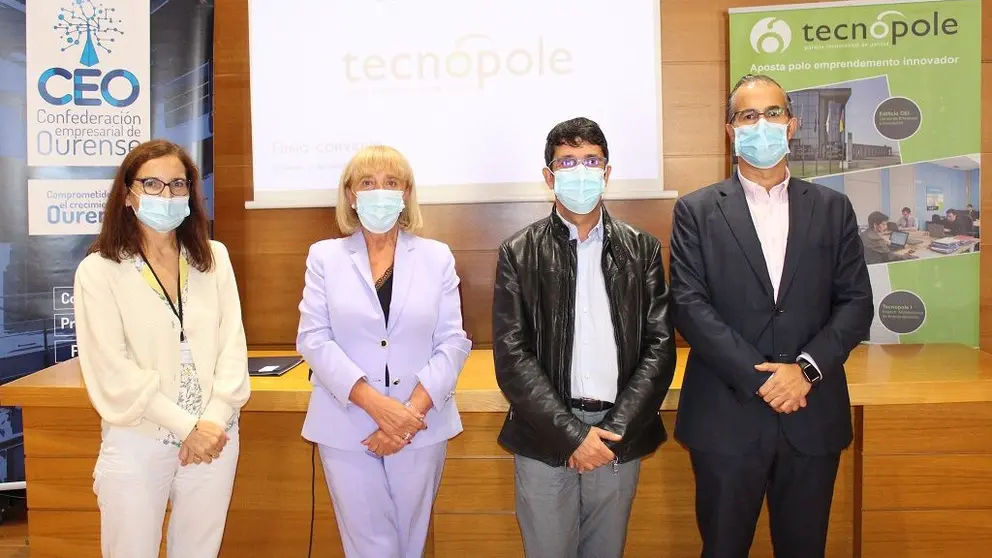 Representantes de la CEO y de la Tecn&oacute;pole en la firma del convenio.