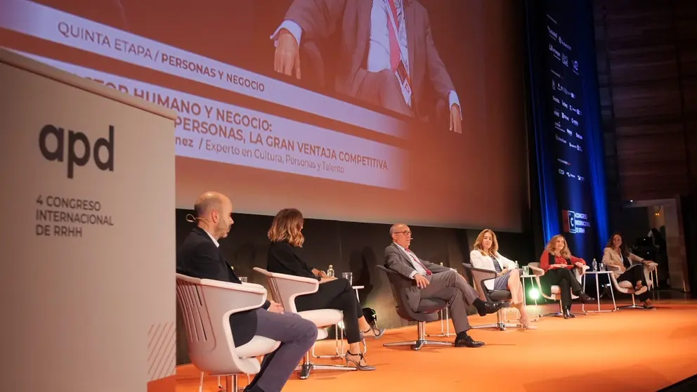 Participantes en la mesa &ldquo;Los grandes retos de la direcci&oacute;n de recursos humanos: una visi&oacute;n desde la alta direcci&oacute;n&rdquo; del Congreso Internacional de RRHH./TWITTER APD.