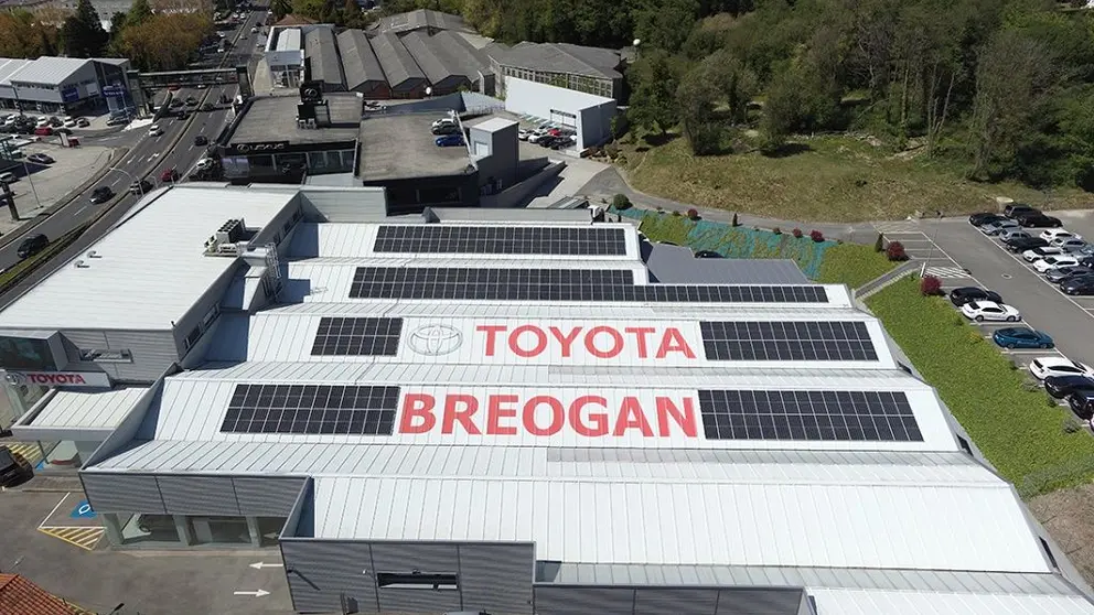 Paneles fotovoltaicos en los concesionarios de Grupo Breog&aacute;n en Oleiros.