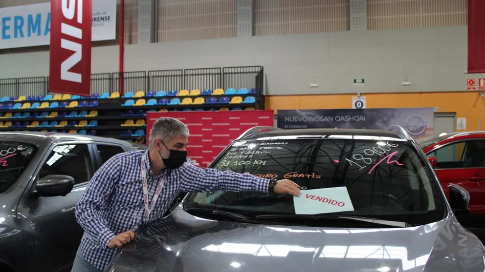 Cuelgan el cartel de "vendido" en uno de los veh&iacute;culos exhibidos en el Sal&oacute;n del Autom&oacute;vil de Ourense.