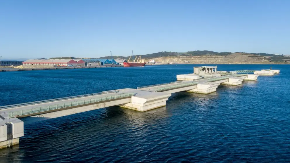 Muelle en el Puerto Exterior de A Coru&ntilde;a.
