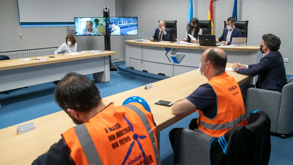 A conselleira de Emprego e Igualdade, Mar&iacute;a Jes&uacute;s Lorenzana, acompa&ntilde;ada polo director do Igape, Fernando Guldr&iacute;s, e polo delegado territorial da Xunta en Lugo, Javier Arias, participa na mesa industrial de Vestas. 