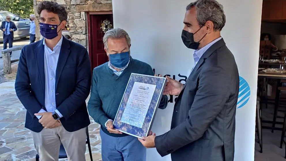 O director xeral de Comercio e Consumo entregou o selo de Galicia Calidade aos propietarios de Finca M&iacute;llara.