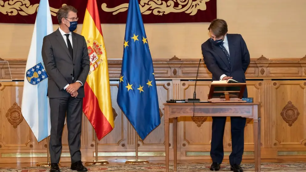 Miguel Corgos toma posesi&oacute;n como nuevo conselleiro de Facenda e Administraci&oacute;n P&uacute;blica en presencia de Feij&oacute;o.